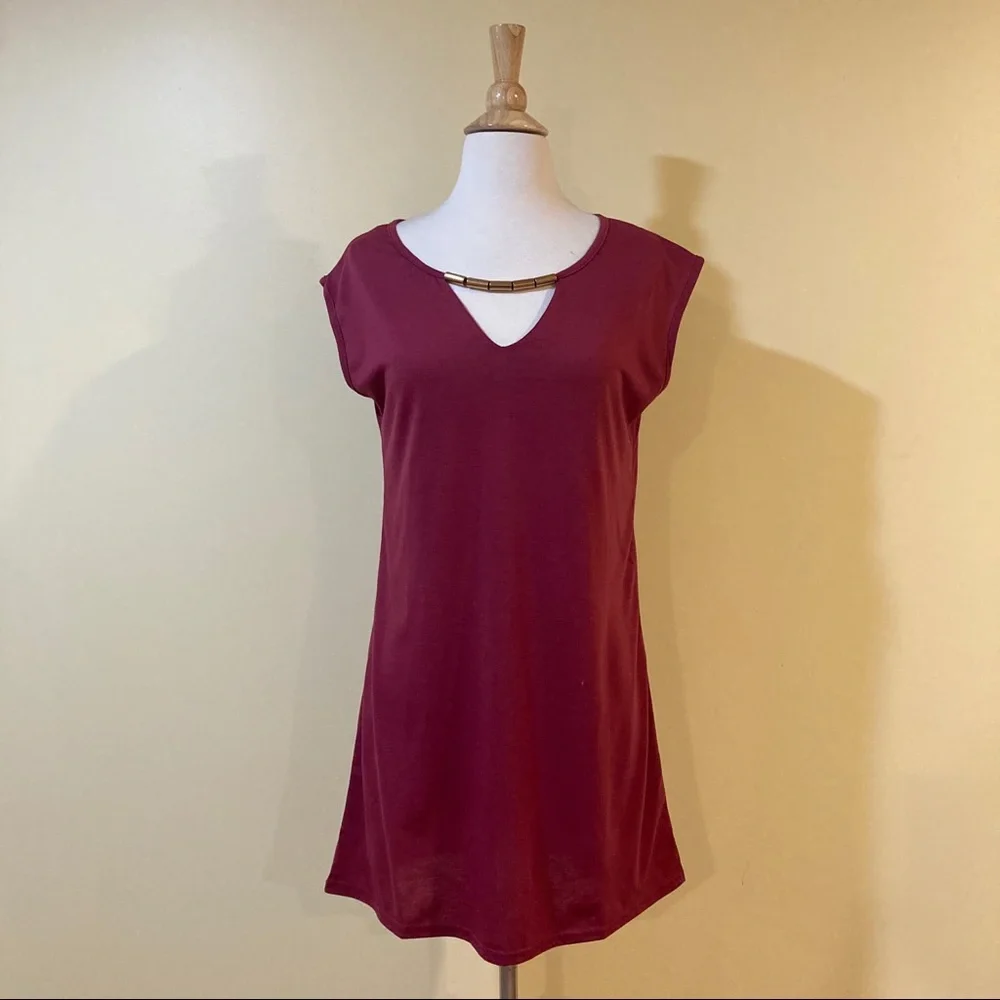 Keyhole Necklace V Neck Shift Dress Burgundy - Picture 4 of 7